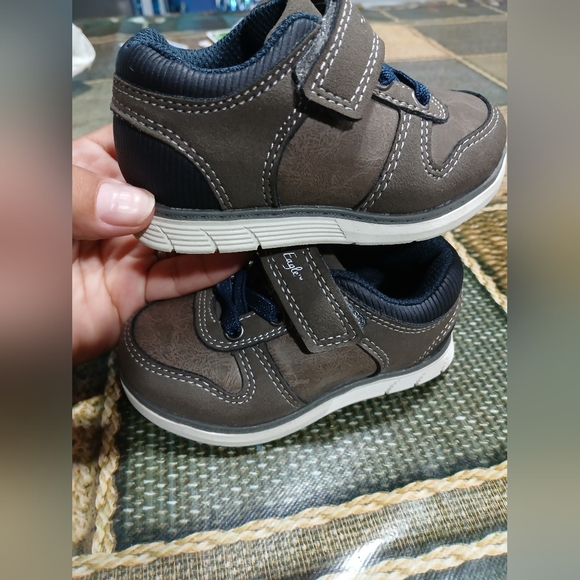 American Eagle Outfitters Kids Brown Sneakers with Navy Laces - Picture 2 of 7